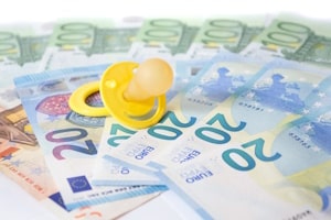 Die maximale Höhe vom Elterngeld Plus beträgt i. d. R. 900 Euro und damit die Hälfte vom Basiselterngeld.
