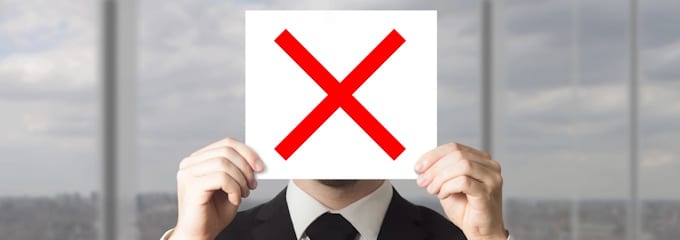 Durch das Grundgesetz darf ein Arbeitgeber einen Nebenjob nicht grundsätzlich verbieten.