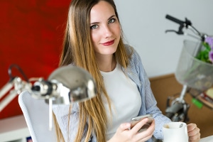 Psychische Belastung bei der Arbeit tritt häufig in Großraumbüros auf. Eigene Büros senken das Stresspotential.