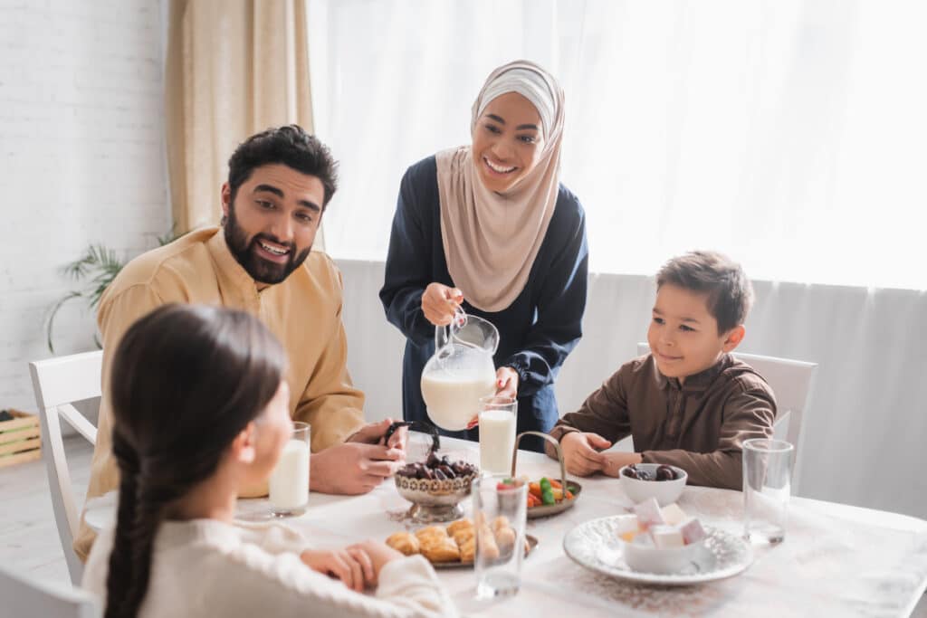 Während Ramadan trinken: Bei der Arbeit  kann der Verzicht die Arbeitskraft beeinträchtigen.