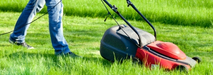 Rasenmähen für den Nachbarn: Ab wann ist es Schwarzarbeit?