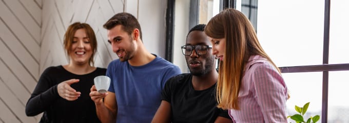 Auch in der Raucherpause werden häufig Arbeitsthemen besprochen.