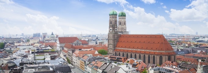 Ein Rechtsanwalt für Arbeitsrecht in München kann z. B. Ihren neuen Arbeitsvertrag auf unzulässige Klauseln überprüfen.