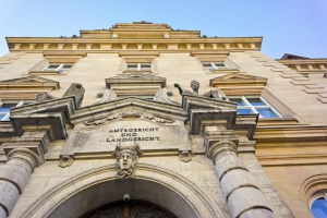 Ein Rechtsanwalt in Regensburg mit Schwerpunkt Arbeitsrecht kann Sie im Zweifel auch gerichtlich vertreten.