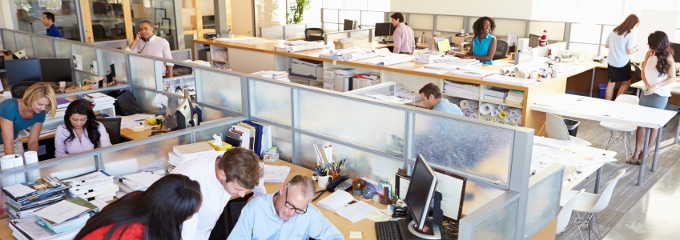 Eine Regelung zum Thema "Barfuß arbeiten" kann Streit im Büro vorbeugen.