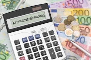 Beschäftigte, die Rente beziehen und Vollzeit arbeiten, müssen ihre Krankenversicherung zur Hälfte selbst zahlen.