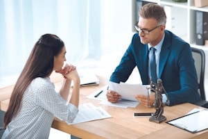 Erhalten Sie ein schlechtes Arbeitszeugnis, liegt die Beweislast beim Arbeitgeber, wenn die Bewertung schlechter als “befriedigend” ist.