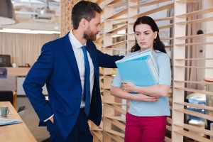 Fand eine sexuelle Belästigung am Arbeitsplatz statt, haben Betroffene unterschiedliche Möglichkeiten, dagegen vorzugehen. 