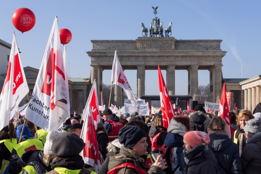 Ein wilder Streik kann folgenschwere Konsequenzen haben, egal ob Arbeitnehmende streiken, ohne in der Gewerkschaft zu sein oder Mitglieder einer solchen sind