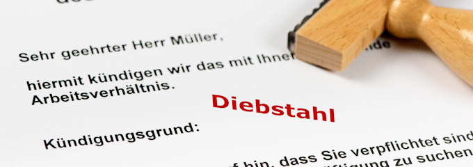 Arbeitgeber können eine Tatkündigung aufgrund von Diebstahl, Arbeitszeitbetrug, Illoyalität oder einer anderen schwerwiegenden Vertragsverletzung aussprechen.