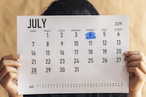 Unbefristeter Vertrag ohne Probezeit: Eine Kündigung ist nach den gesetzlichen Fristen möglich.