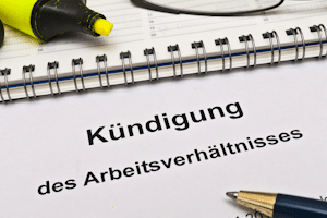 Bei einer Kündigung kann der Arbeitgeber den Urlaubsanspruch in der Elternzeit nicht ausschließen.