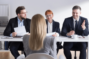 Vorstellungsgespräch: Zu Ihren Stärken (bspw. Ihrer Teamfähigkeit) sollten Sie Fragen mit ausführlichen Beispielen beantworten.