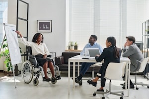 Einige Vorteile, die agiles Arbeiten bringt, sind: Flexibilität, Kundenzufriedenheit und Team-Motivation.