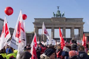 Ein Warnstreik ist laut Definition eine Warnung, dass ohne Verhandlungen bald ein vollständiger Streik folgt.
