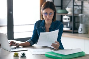 Wo kann ich mein Arbeitszeugnis prüfen lassen?