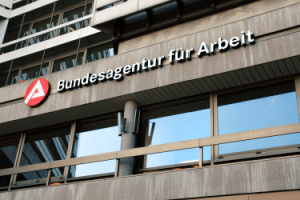 "Wo stelle ich einen Gleichstellungsantrag?" Das Arbeitsamt bzw. die Agentur für Arbeit ist dafür zuständig.